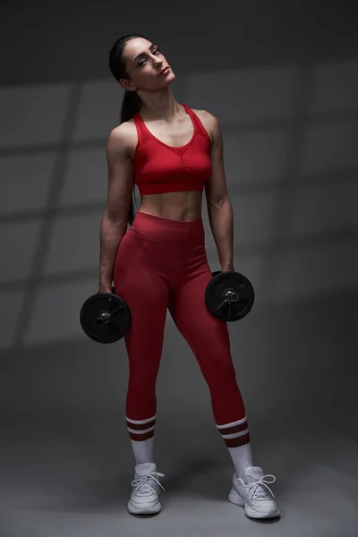 Weibliches Fitness Model Posiert Mit Kurzhanteln Auf Grauem Hintergrund Mit — Stockfoto