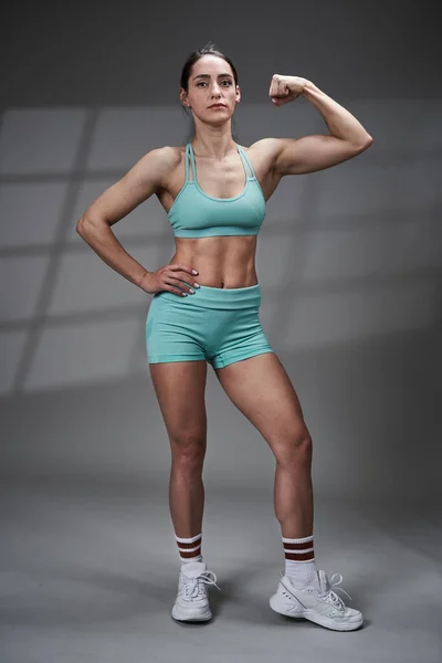 Aantrekkelijke Brunette Latino Vrouwelijke Fitness Model Grijze Achtergrond Met Venster — Stockfoto