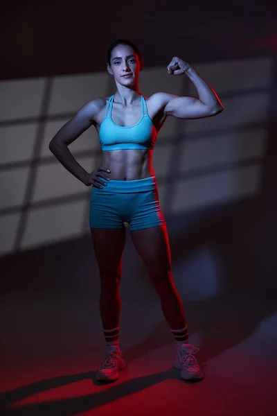Aantrekkelijke Brunette Latino Vrouwelijke Fitness Model Grijze Achtergrond Met Venster — Stockfoto