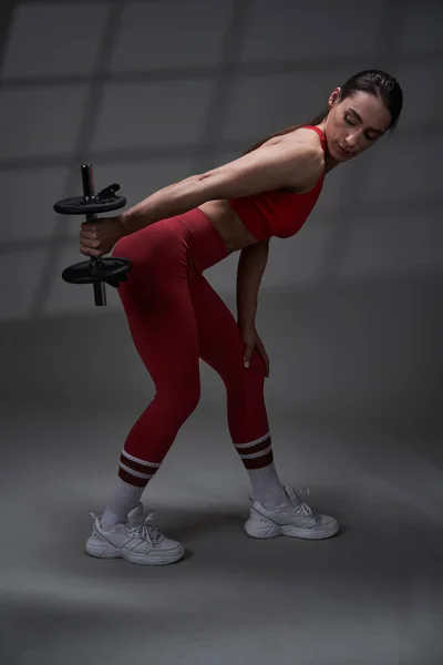 Athletic Giovane Donna Modello Fitness Abito Palestra Rosso Facendo Allenamento — Foto Stock