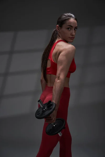 Atlético Joven Modelo Fitness Mujer Traje Gimnasio Rojo Haciendo Entrenamiento — Foto de Stock