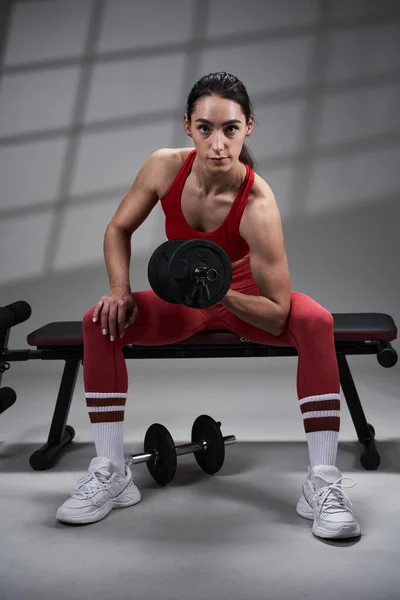 Atletica Giovane Donna Modello Fitness Abito Palestra Rosso Facendo Riccioli — Foto Stock