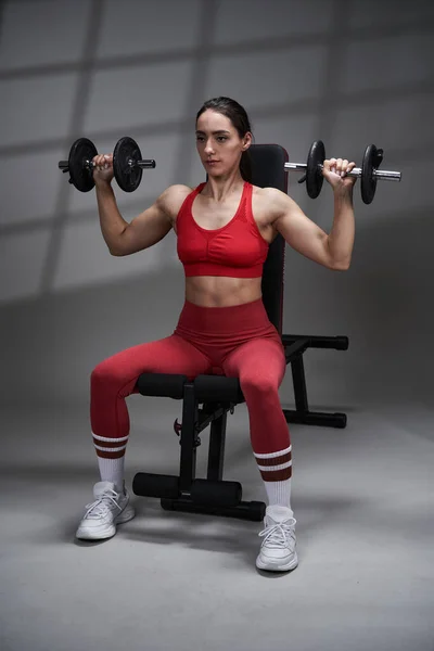 Sportliche Junge Fitnessmodel Frau Roten Fitness Outfit Beim Schultertraining Mit — Stockfoto