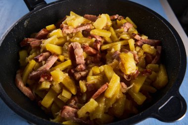 Tavada patates ve jambon, taze pişmiş.