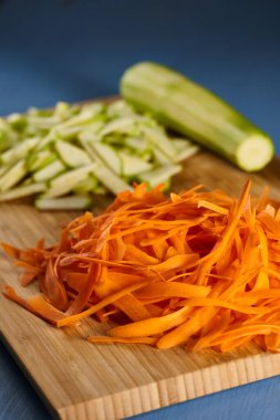 Kemik iliği ve havuç doğranmış ve doğranmış, yakın çekim.