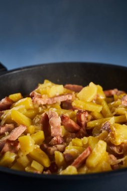 Tavada patates ve jambon, taze pişmiş.