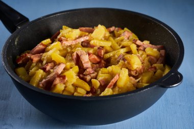 Tavada patates ve jambon, taze pişmiş.