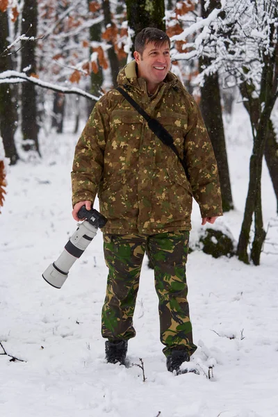 Professional Wildlife Photographer Snowy Oak Forest His Telephoto Lens Camera 图库照片