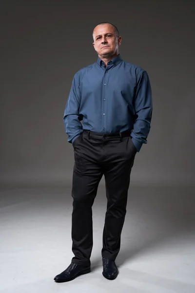 Selbstbewusster Reifer Geschäftsmann Formalen Anzug Voller Länge Auf Grauem Hintergrund — Stockfoto
