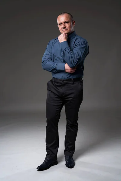 Confident Mature Business Man Formal Suit Full Length Gray Background —  Fotos de Stock