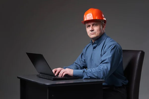 Mature Engineer Hardhat Business Suit Monitoring Progress Project His Laptop — Stock Photo, Image