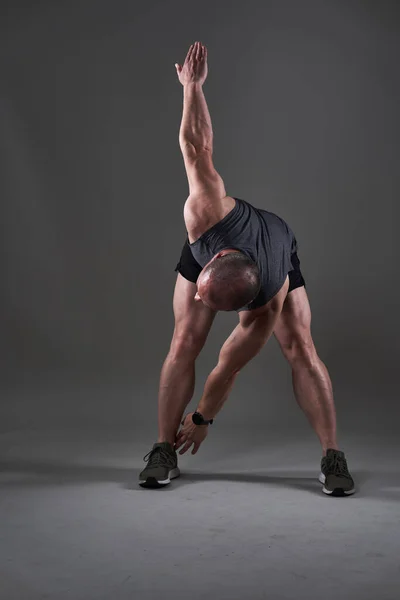Full Tělo Záběr Zralého Muže Dělá Fitness Cvičení Šedém Pozadí — Stock fotografie