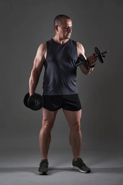 Pełne Ujęcie Dojrzałego Mężczyzny Wykonującego Trening Fitness Szarym Tle — Zdjęcie stockowe