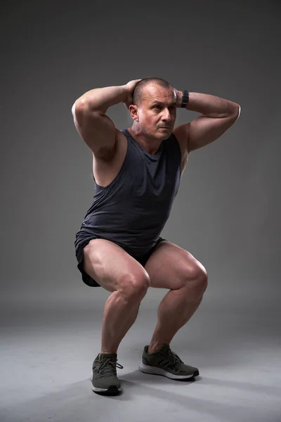 Maduro Caucásico Musculoso Hombre Camiseta Pantalones Cortos Haciendo Entrenamiento Fitness — Foto de Stock