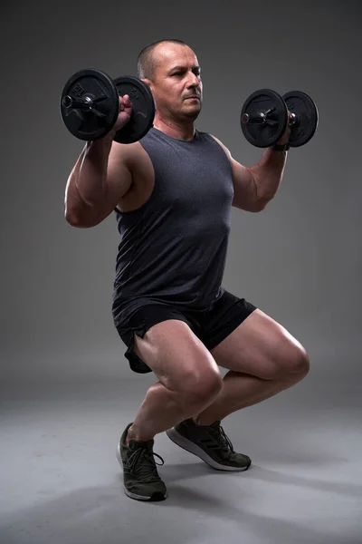 Gammal Kaukasiska Muskulös Man Tee Och Shorts Gör Fitness Träning — Stockfoto