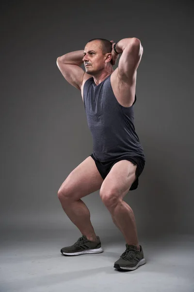 Maturo Caucasico Muscolare Uomo Tee Pantaloncini Facendo Allenamento Fitness Sfondo — Foto Stock