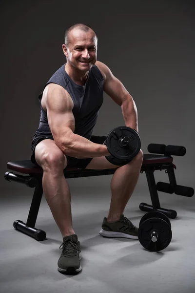 Maturo Caucasico Muscolare Uomo Tee Pantaloncini Facendo Allenamento Fitness Sfondo — Foto Stock