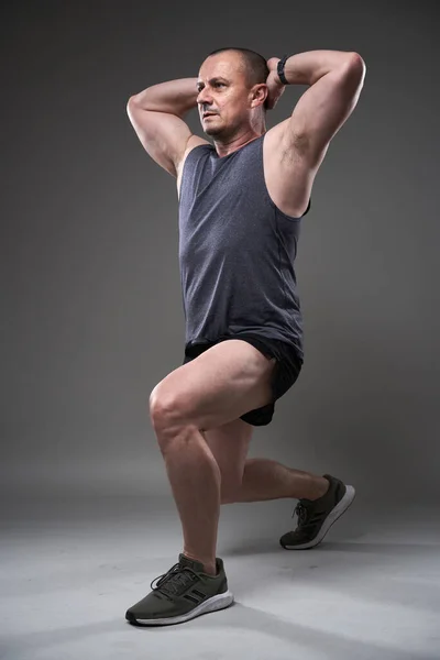 Starší Běloch Svalnatý Muž Tee Šortky Dělá Fitness Cvičení Trénink — Stock fotografie