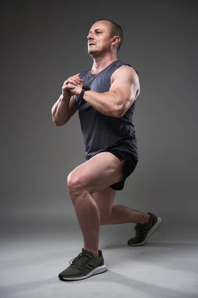 Volwassen Blanke Gespierde Man Tee Shorts Doet Een Fitness Training — Stockfoto