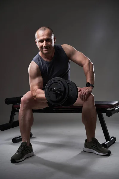 Dojrzałe Biały Muskularny Mężczyzna Tee Szorty Robi Fitness Trening Szarym — Zdjęcie stockowe