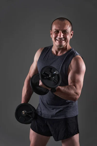 Dojrzałe Biały Muskularny Mężczyzna Tee Szorty Robi Fitness Trening Szarym — Zdjęcie stockowe