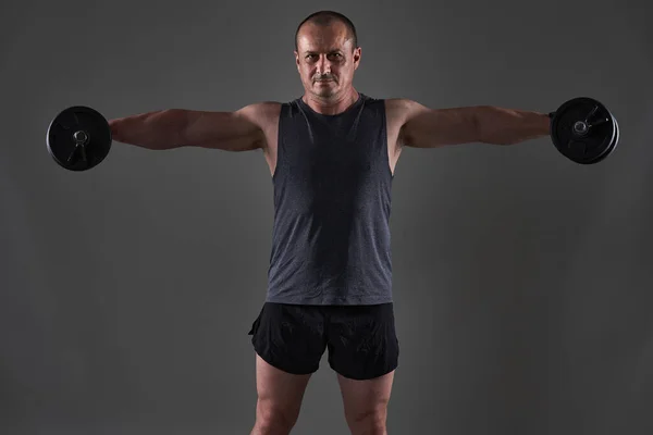 Ώριμος Καυκάσιος Μυώδης Άνδρας Μπλουζάκι Και Σορτς Κάνει Προπόνηση Γυμναστικής — Φωτογραφία Αρχείου