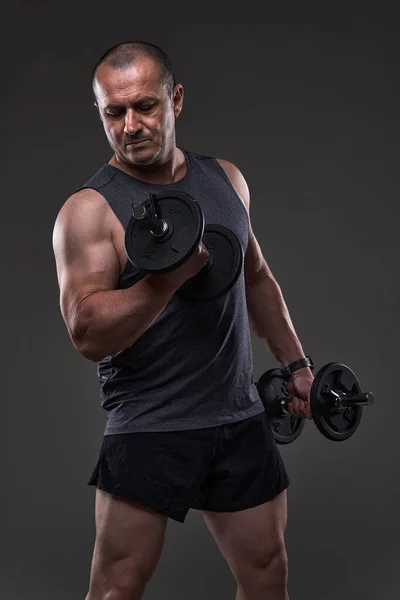 Reifer Kaukasischer Muskulöser Mann Shirt Und Shorts Beim Fitnesstraining Auf — Stockfoto