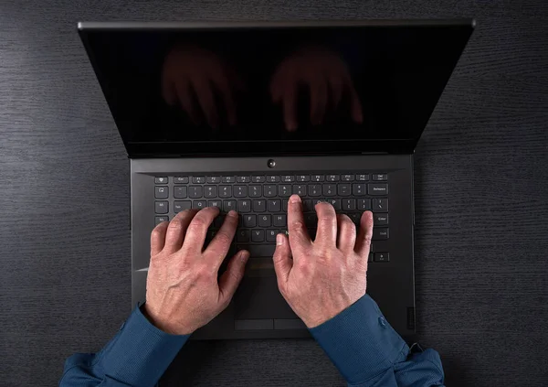 Hände Eines Reifen Geschäftsmannes Tippen Auf Seinem Laptop Nahaufnahme Auf — Stockfoto