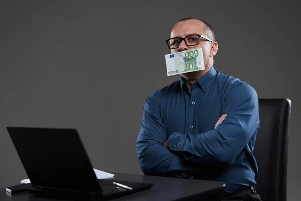 ユーロ紙幣を手で口を覆うビジネスマンが交差し 贈賄の概念的なイメージ — ストック写真