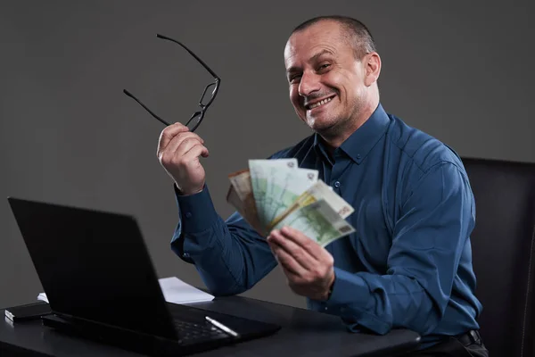 Gelukkig Volwassen Zakenman Met Contant Geld Zitten Aan Zijn Bureau — Stockfoto