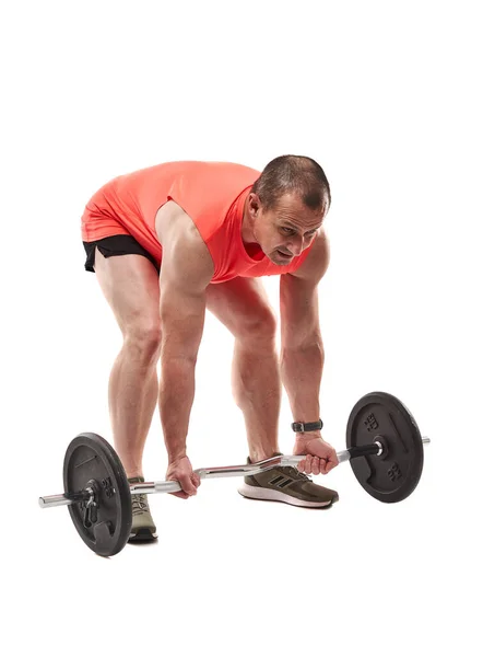 粉红T恤的成熟男人用杠铃做健身锻炼 与白色背景隔离 — 图库照片