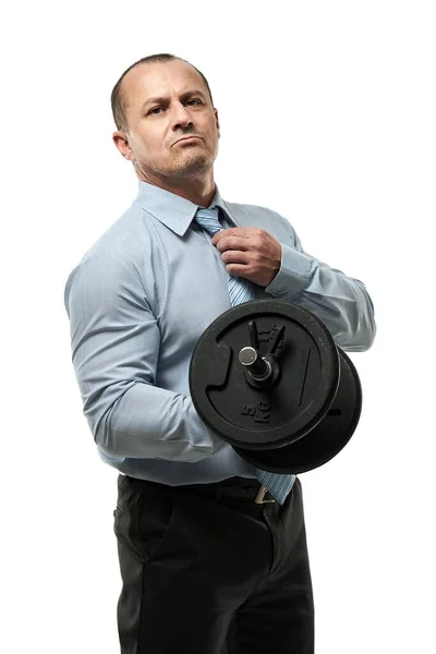 彼の強さを示すダンベルとビジネススーツの訓練で強力なビジネスマン — ストック写真