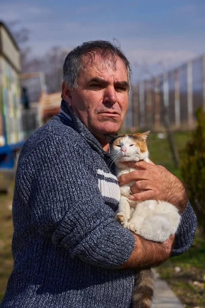 Volwassen Man Het Houden Van Zijn Huisdier Kat Outdoor — Stockfoto