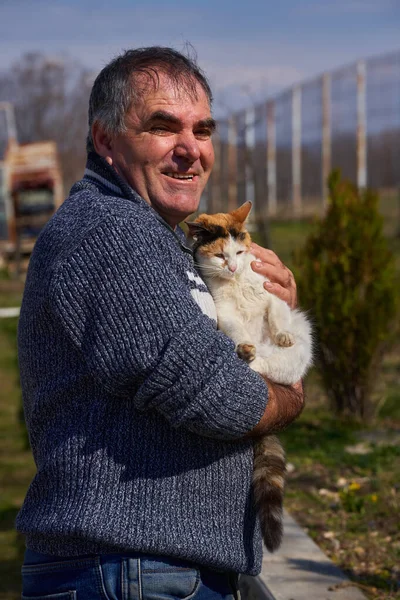 Mature Man Holding His Pet Cat Outdoor — Stock Photo, Image