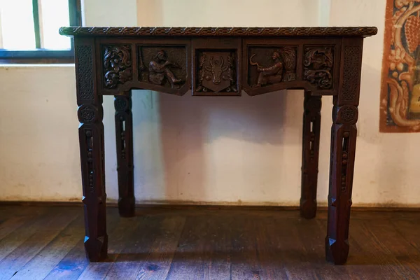 Rzeźbiony Ozdobiony Drewniany Stół Vintage Drewnianej Podłodze Deski — Zdjęcie stockowe
