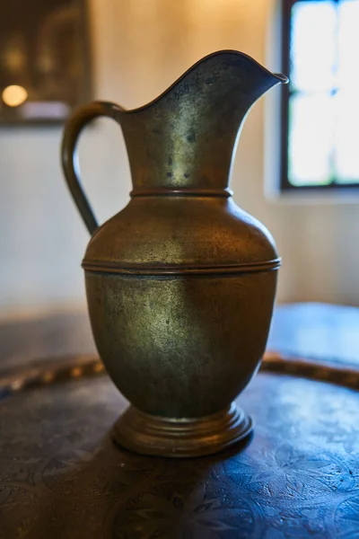 Garrafa Bronze Vintage Retroiluminada Uma Antiga Casa — Fotografia de Stock