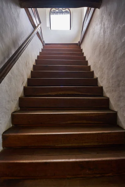 老人院有橡木楼梯的室内木制楼梯 — 图库照片