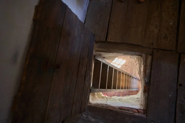 Escalera Madera Dura Una Escotilla Dentro Una Antigua Casa Medieval — Foto de Stock