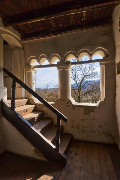 Eski Bir Evde Meşe Ağacından Merdivenleri Olan Kapalı Ahşap Bir — Stok fotoğraf