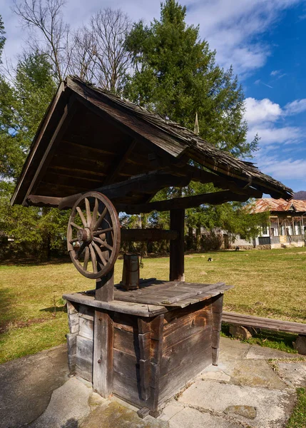 田舎の小さな屋根とヴィンテージ木製の井戸 — ストック写真