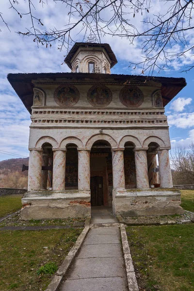Middeleeuwse 14E Eeuwse Oude Kerk Een Rustiek Dorp — Stockfoto