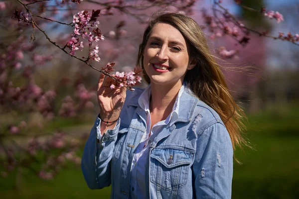 Mujer Joven Asia Oriental Disfrutando Primavera Parque Con Árboles Florecientes —  Fotos de Stock