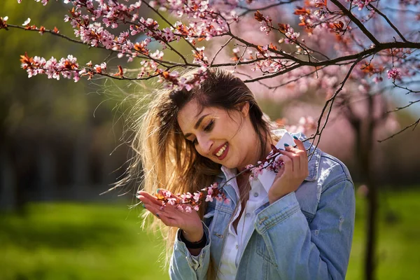Mujer Joven Asia Oriental Disfrutando Primavera Parque Con Árboles Florecientes —  Fotos de Stock