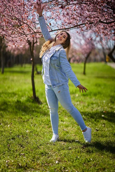 Leste Asiático Jovem Mulher Aproveitando Primavera Parque Com Árvores Floridas — Fotografia de Stock