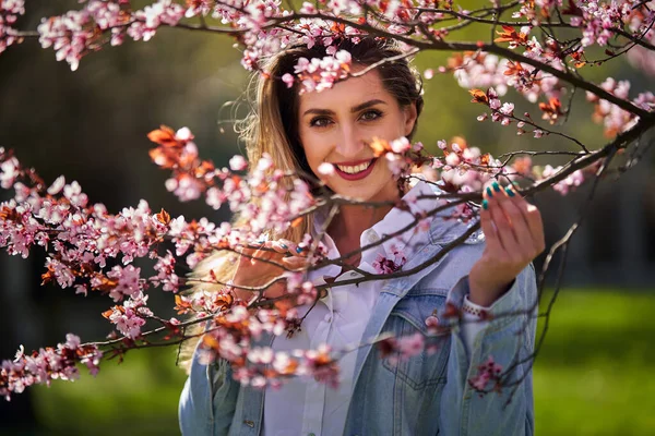 Doğu Asyalı Genç Bir Kadın Çiçek Açan Ağaçlarla Parkın Tadını — Stok fotoğraf