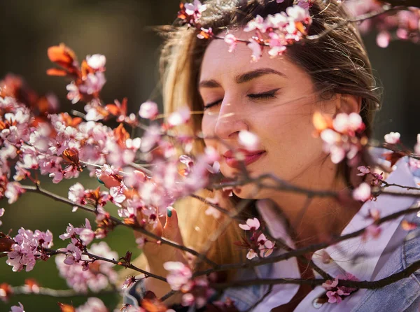 Ostasiatische Junge Frau Genießt Den Frühling Einem Park Mit Blühenden — Stockfoto