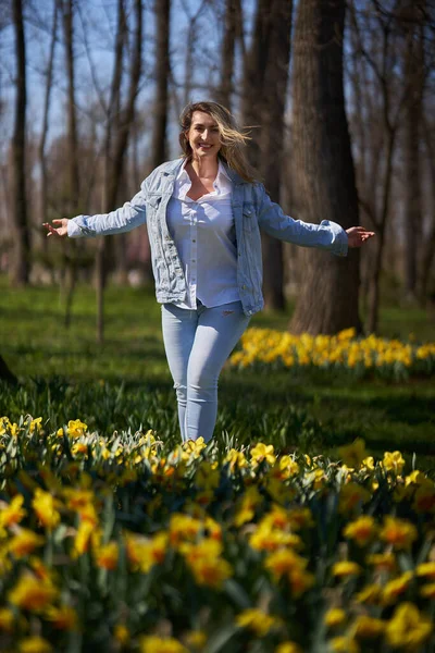 Ostasiatische Junge Frau Genießt Den Frühling Einem Park Mit Blühenden — Stockfoto