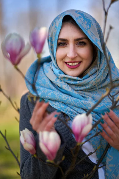 Pakistańska Młoda Kobieta Cieszy Się Wiosną Parku Kwitnącymi Drzewami — Zdjęcie stockowe