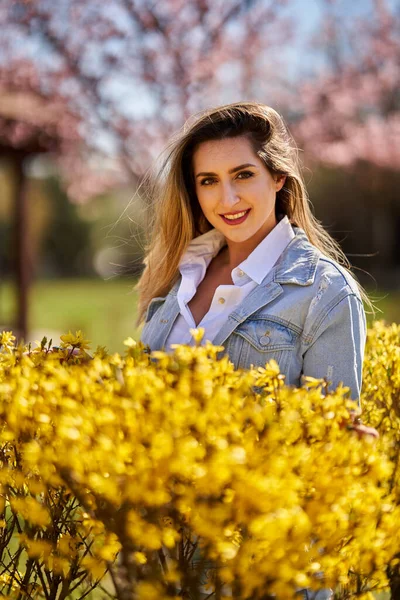 Östasiatisk Ung Kvinna Njuter Våren Park Med Blommande Träd — Stockfoto
