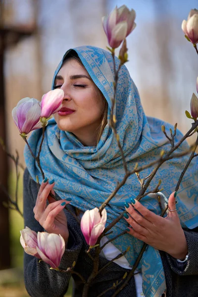 開花木のある公園で春を楽しむパキスタンの若い女性 — ストック写真
